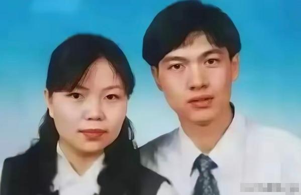 河北石家庄，1998年，经人牵线介绍，银行职员郭俊伏认识了中学教师张贵平。第一次