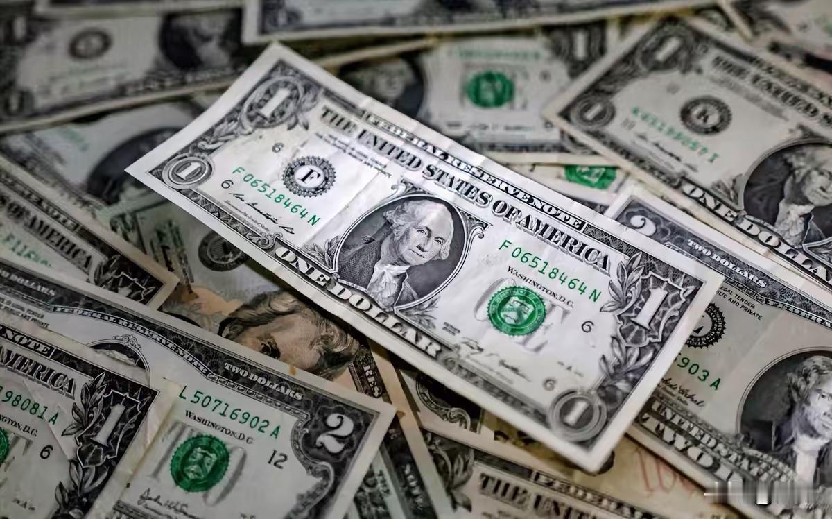 美债超过38万亿美元，每天眼一睁眼一闭就需要支付20亿美元的利息。丹麦抛售美债可