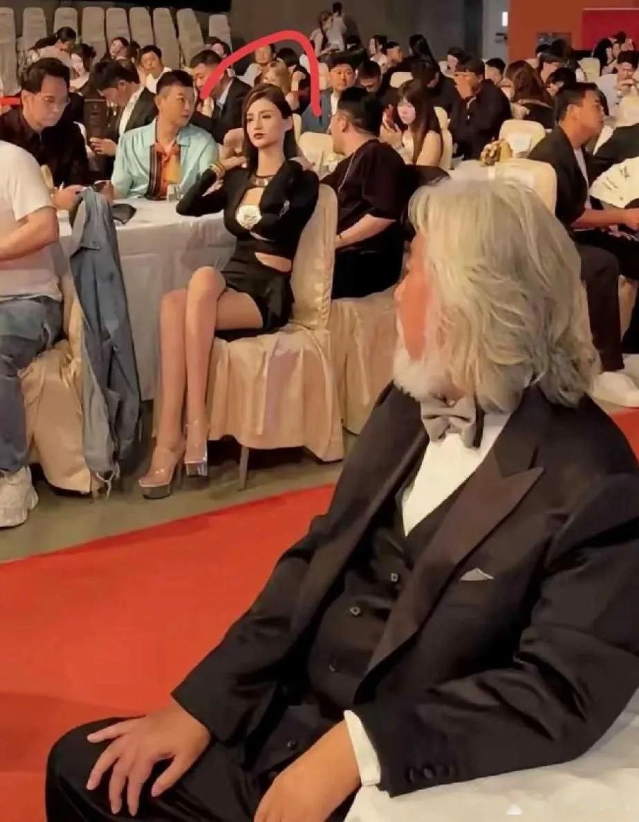 张大导演春心浮动，真是人老心不老！仔细端详这幅照片，还挺有趣的。七十多岁的大导演