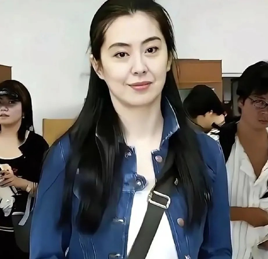 咱就是说，以前那些荧幕女神现在啥样，是不是超好奇？最近58岁的王祖贤大大方方摘口