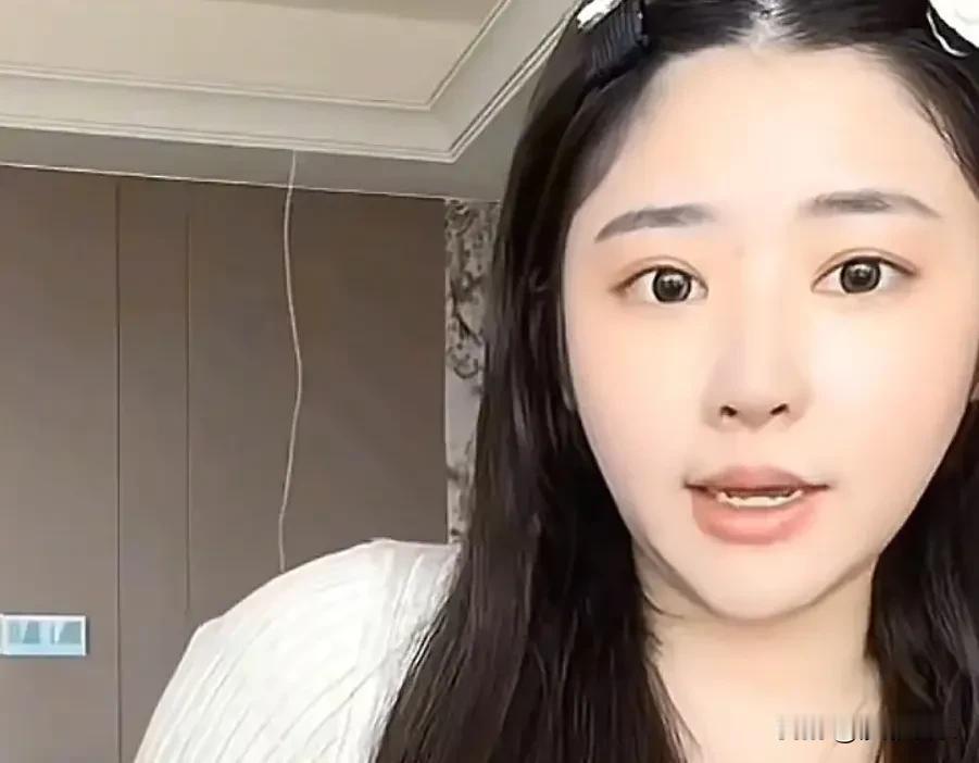 两岁的“闪闪”还没上幼儿园，就有经纪公司想签她了。她妈妈黄一鸣说，女儿“一出生就