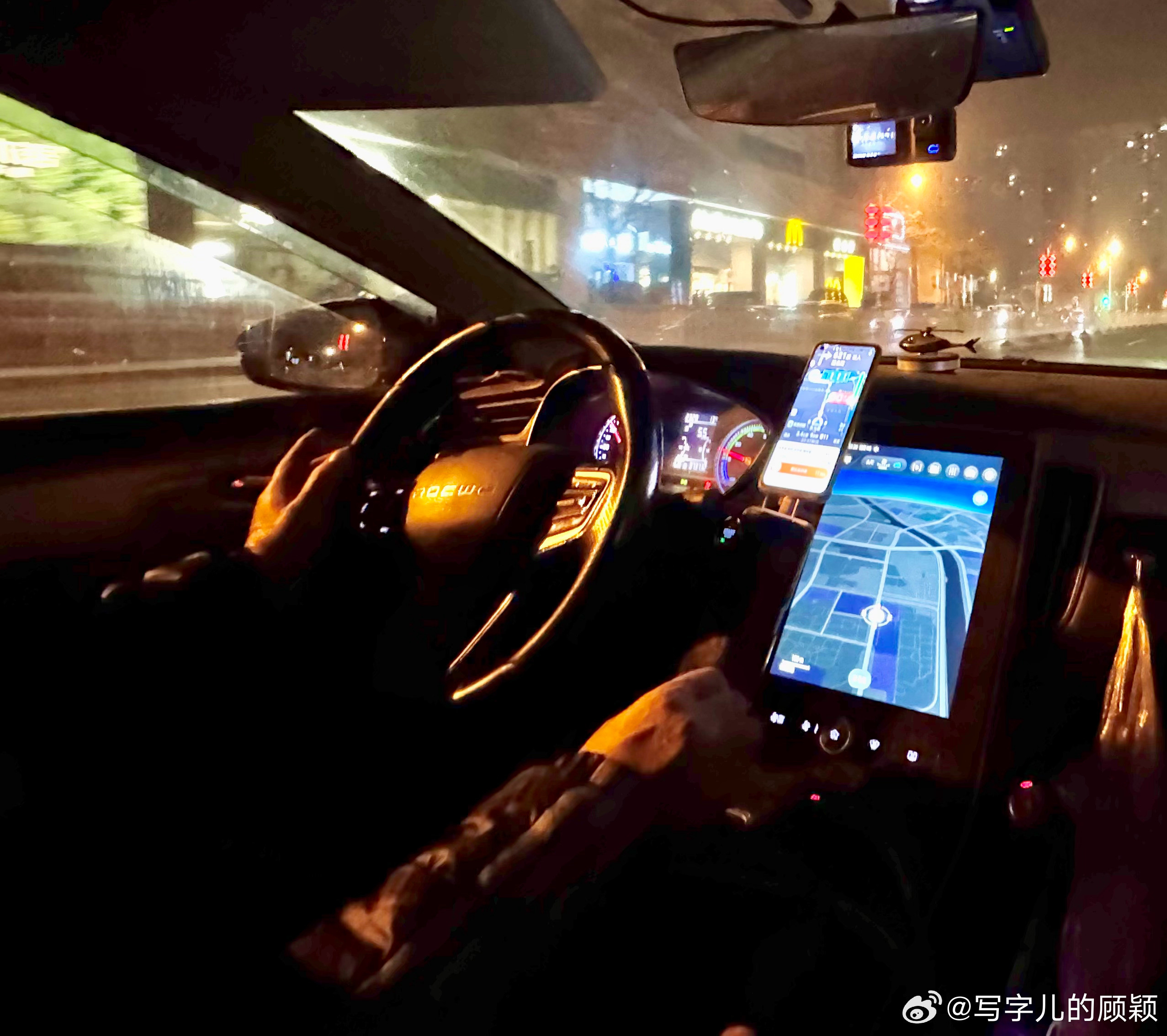 昨天深夜电影散场，离开仁恒海河广场，在平台叫到了车，回家。上车即刻感觉烟味很呛。