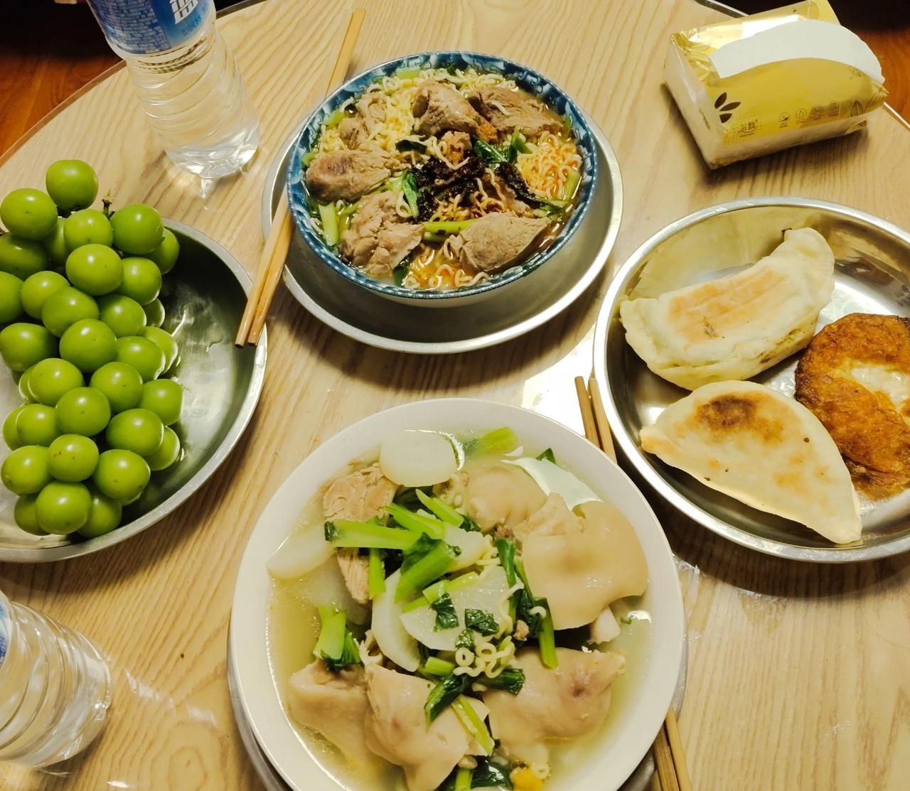 今晚和躺平孩子的晚餐！他是大骨头肉下面条，我是萝卜青菜猪脚汤……是不是挺丰盛