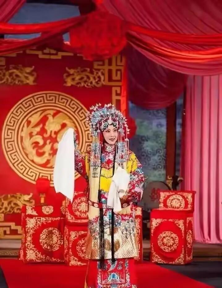 随着京剧大家李维康去世，最坐不住的人，不是相伴一生的耿其昌，也不是她家里的亲