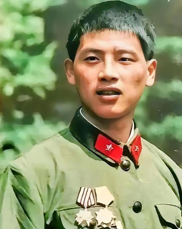 1987年深夜，王高银正在前沿侦察，冷不丁发现越军带着喷火器，熊熊火光映亮了半边
