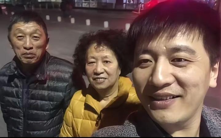 这张2017年的全家福太好哭了！张雪峰把黑龙江的爸妈接到苏州过年，一家三口笑得特