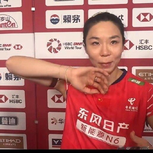 贾一凡赛后采访时眼泪一下就上来了。记者问她，第一次没和陈清晨搭档打总决赛是什么