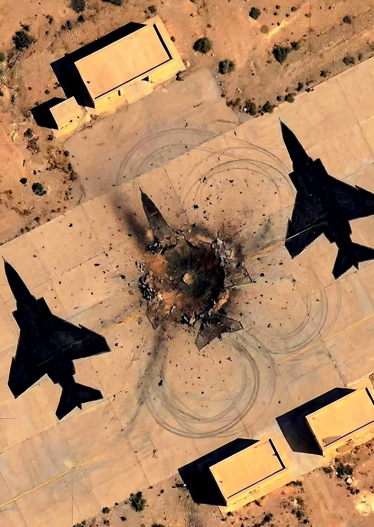 画面中黑色的轮廓是伊朗搞的1:1全尺寸的战斗机模拟靶标，从大后掠机翼、单垂尾的轮