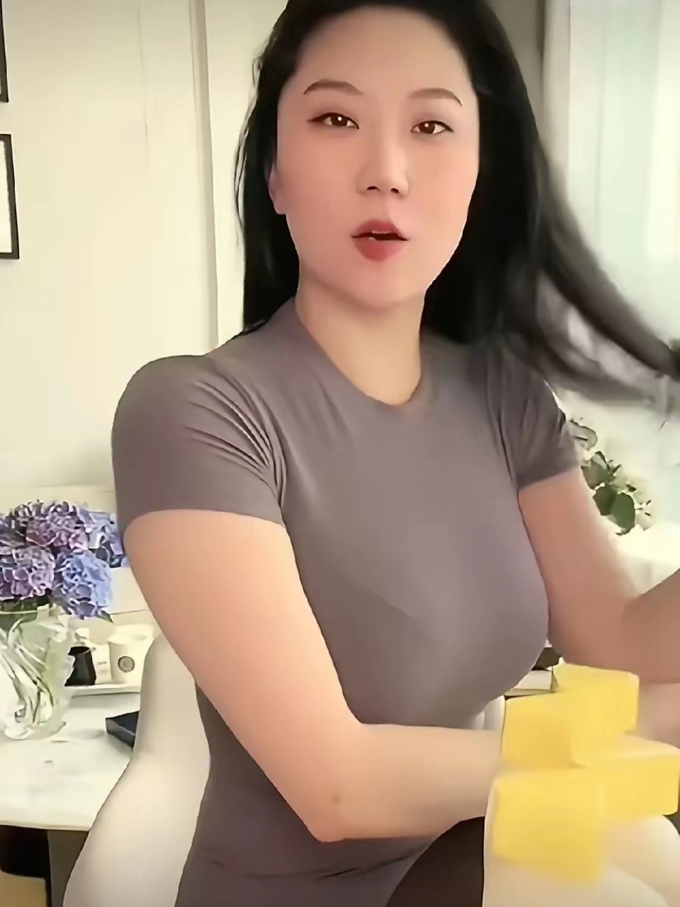 coco说自己现在40岁，每次下楼的时候，回头率都是90%，言语间满是自豪。有网