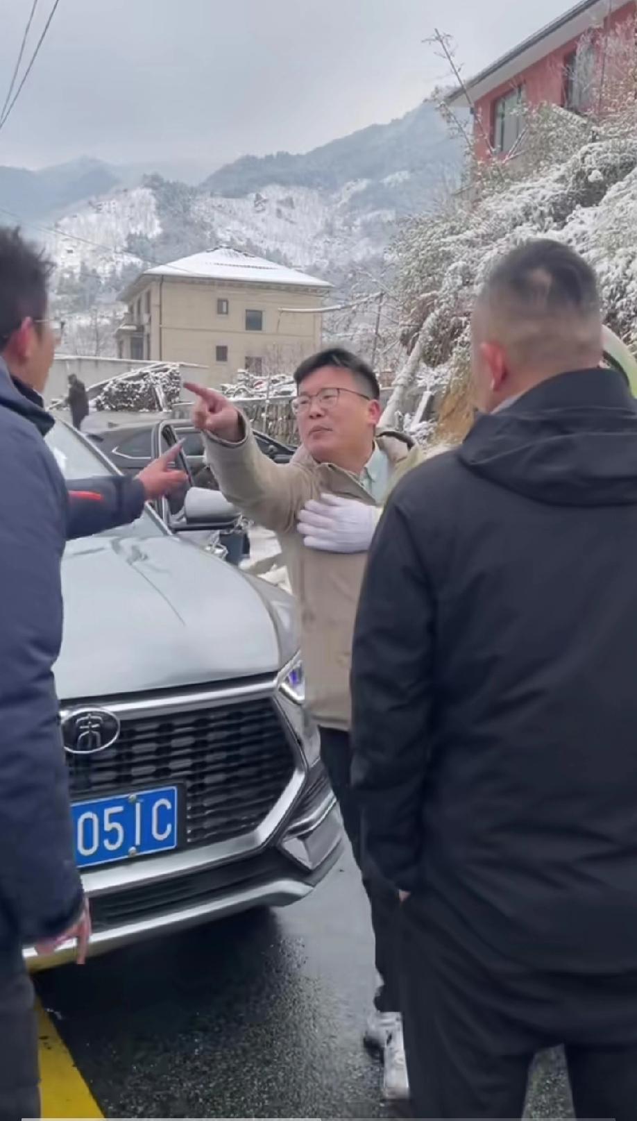 这位浙E的车主，把车子停在路中间，把整条路堵的水泄不通，来了先找借口，说“人家逆