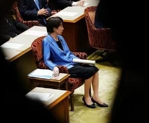 高市早苗落寞了，在解散众议院时，她一个人坐在椅子上目视前方，仿佛已经看到了自己的