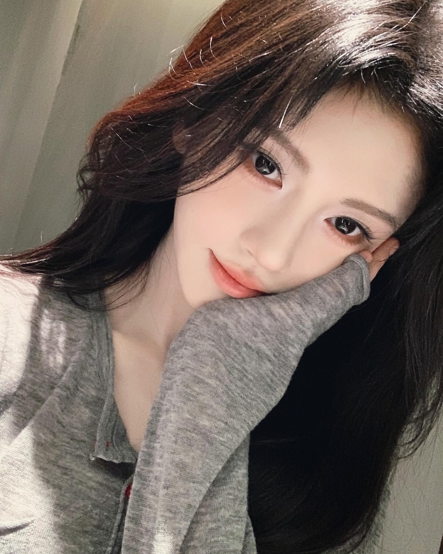 小鞠Ins更新我发现我是真的很喜欢皮肉轻薄的薄款长相….🪭​​​
