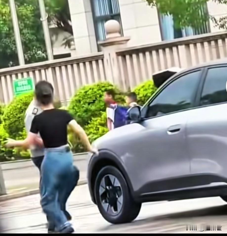 大家今天应该都看到这个视频了吧。女司机与保安发生口角，自己先上脚去绊保安，结果