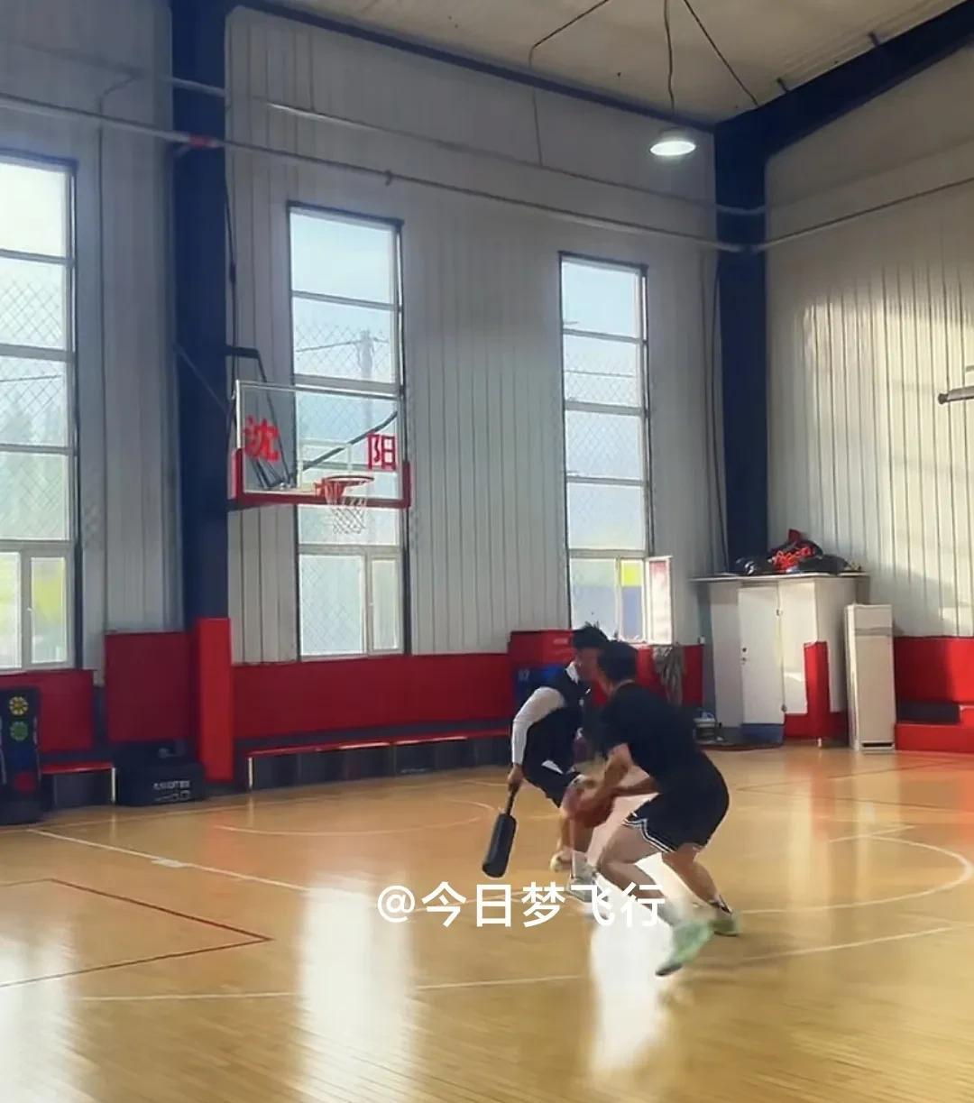 广东队卡比兽在沈阳特训！广东队球员胡明轩日前已赴美国洛杉矶特训，而胡椒仔的闺蜜