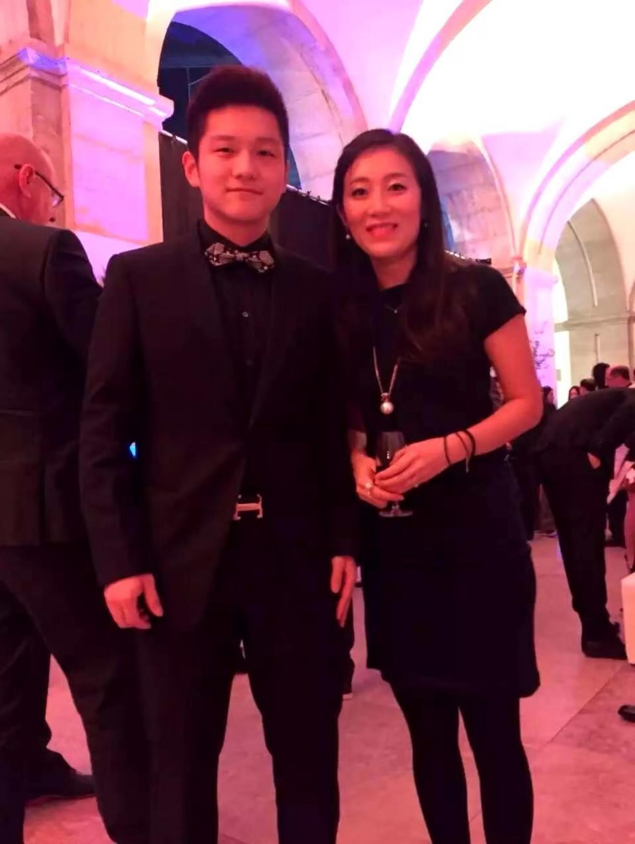 当年樊振东和德国女乒一姐韩莹亲密合影，两人大大方方的站的很近，看来私下关系应该不