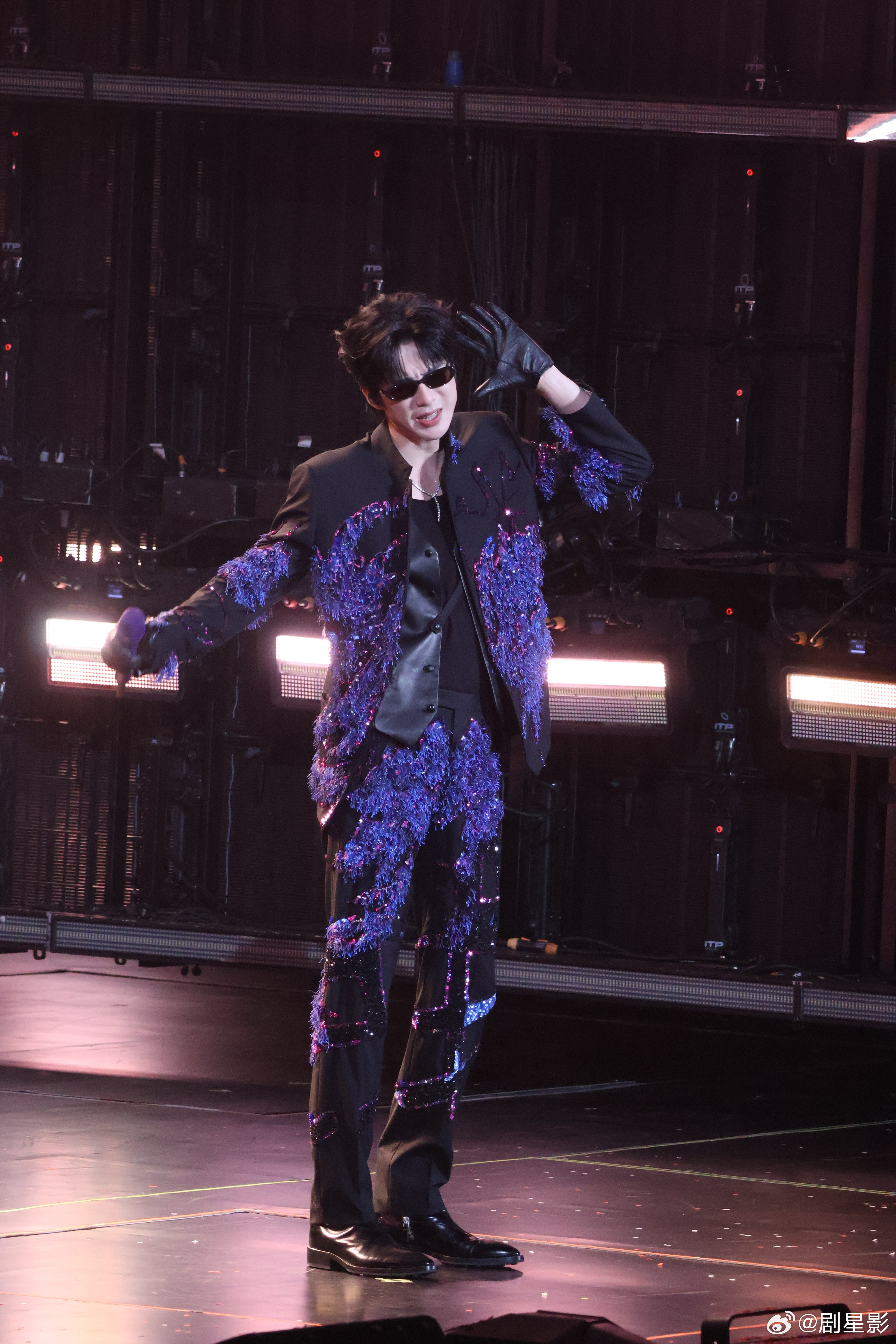 刘宇宁黑紫战袍刘宇宁live舞台太稳了刘宇宁黑紫战袍🎤唱歌live舞台太稳了好