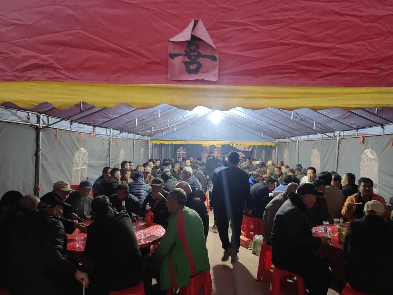 现在我们村不论是娶媳妇还是姑娘出嫁，基本上都是热闹三天。第一天晚上是最热闹也是