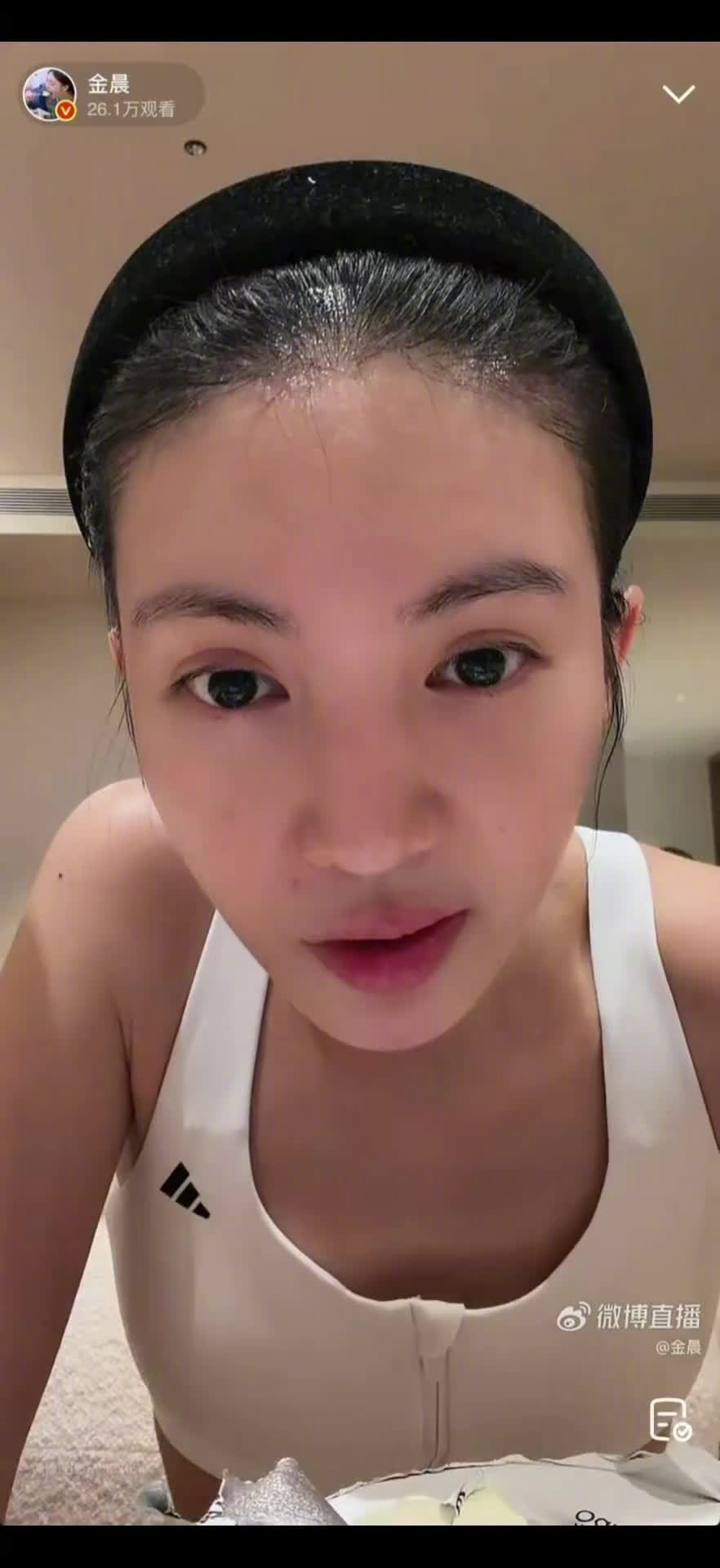 金晨说王楚然在现发撒得开，就这一句评价，我觉得比多少通稿都实在。突然想起多年前黄渤刚上综艺那会儿，也
