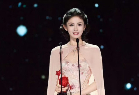 是妆造的问题么？我记得很年轻的一个女孩子呀怎么弄的有点儿显老​​​