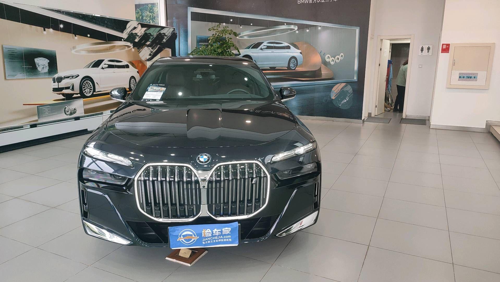 一年半时间血崩60万，宝马i7堪称新源里的“撒币车”！前两天验了一辆“杂牌子”