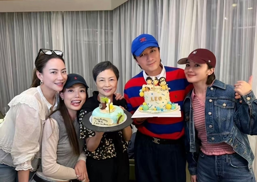 53岁古巨基晒出妻子和两个孩子照片，一家人看着好幸福啊！他的妻子如今已经58岁，还为他生下两个孩子真