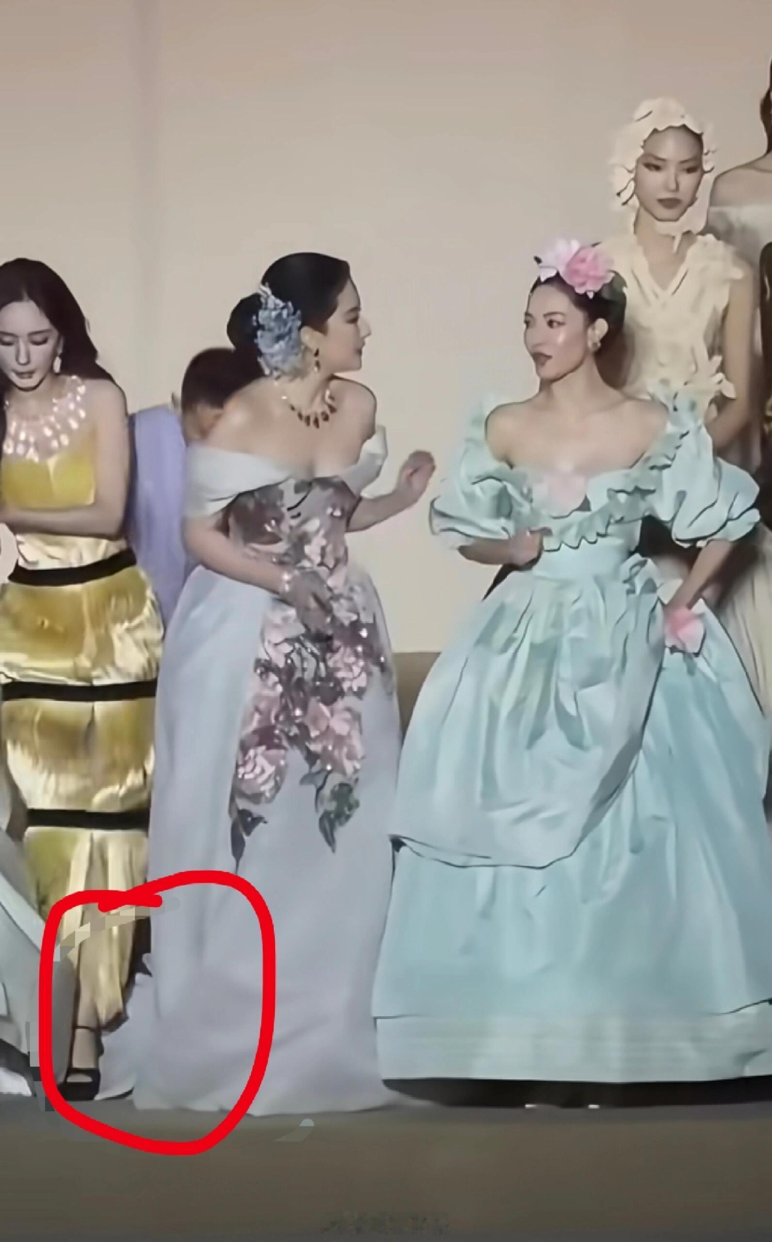 杨幂踩坏了刘亦菲裙子品牌商记得找她赔[滑稽笑]​​​