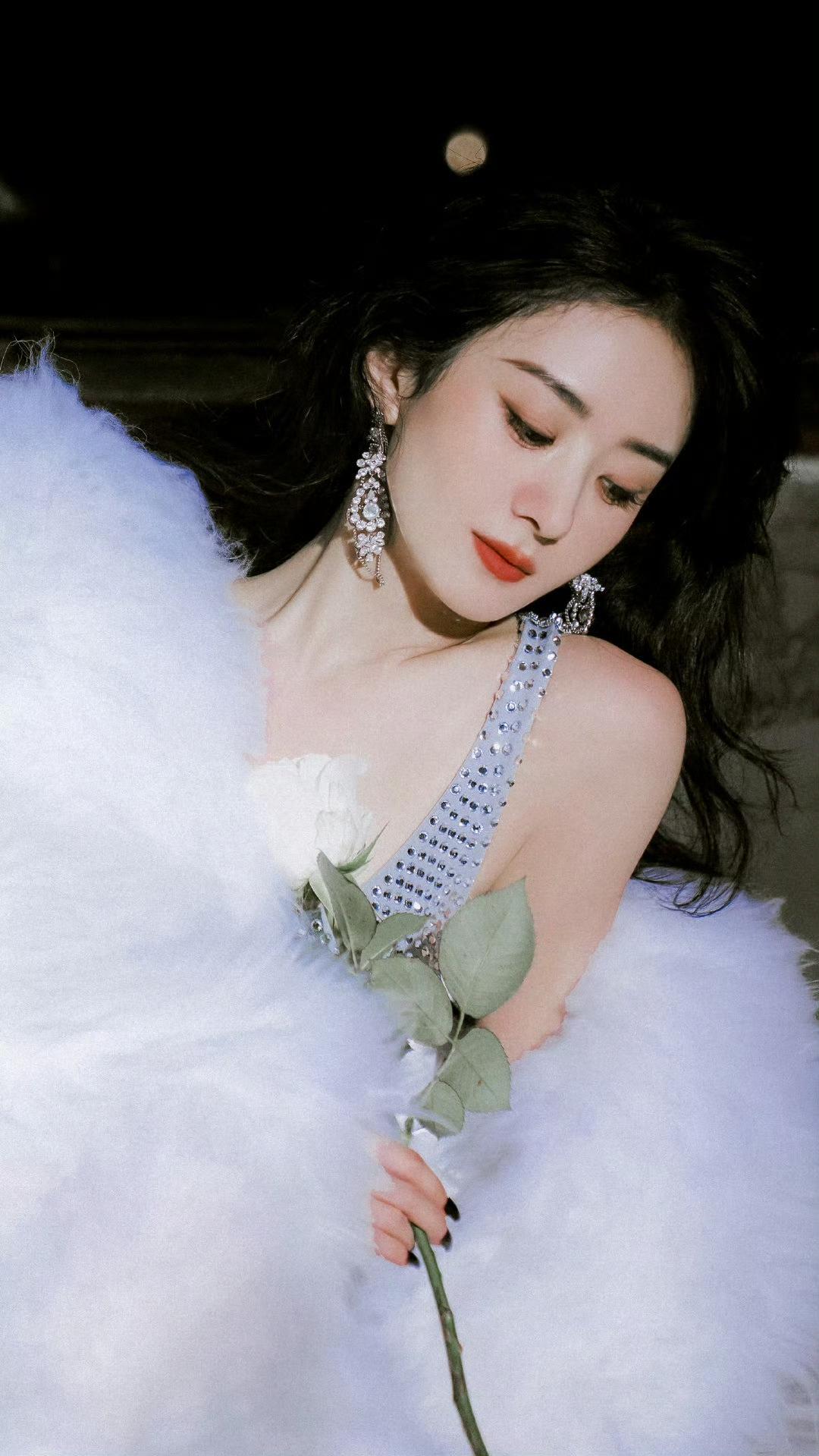 赵丽颖这组造型杀疯了！白狐毛+玫瑰，把“霸道女总裁”氛围感焊在身上谁能拒绝