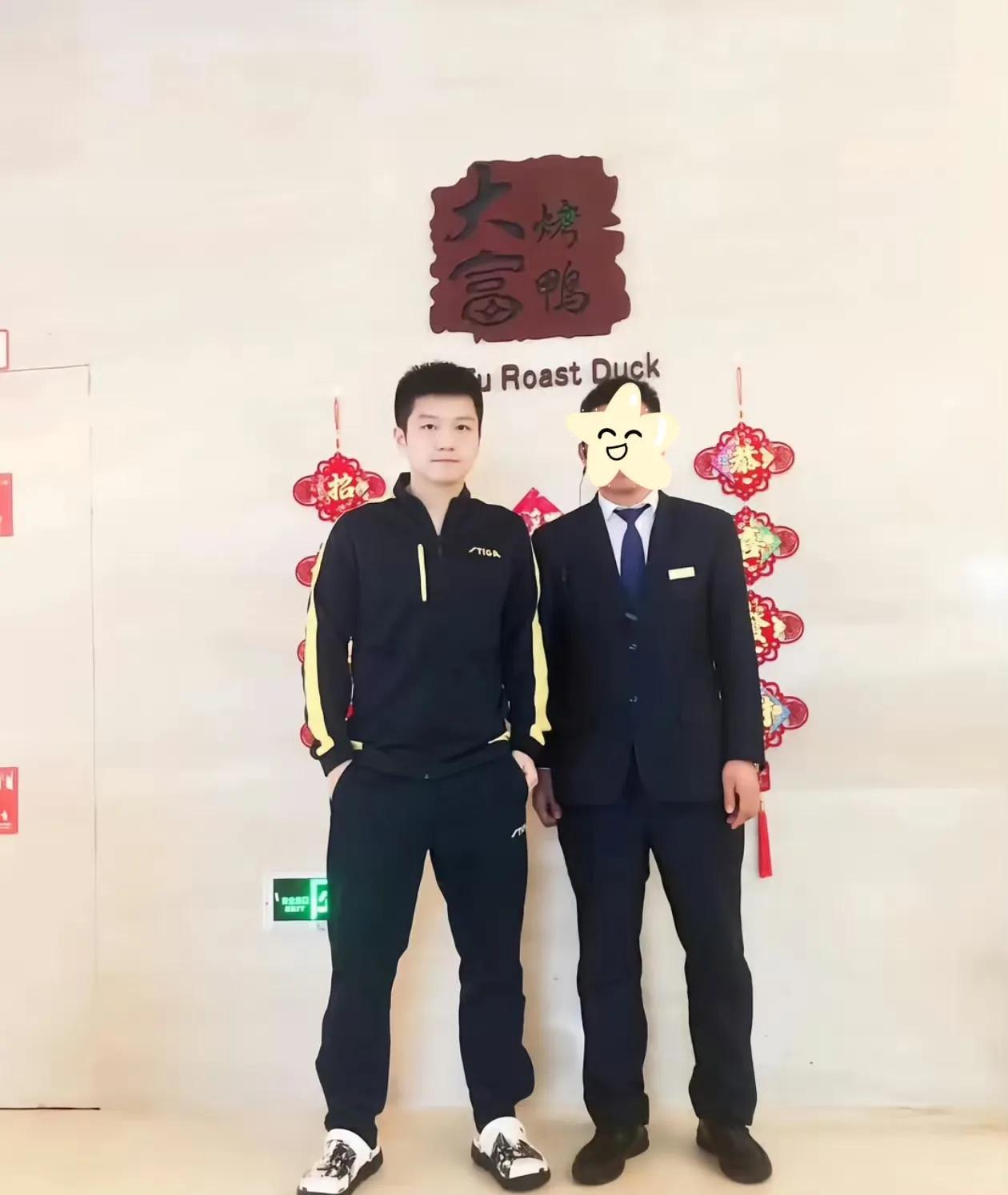 刷到一张没见过的合照，被东东可爱到了。干饭也人设不倒，这背景板绝了。双手插兜，