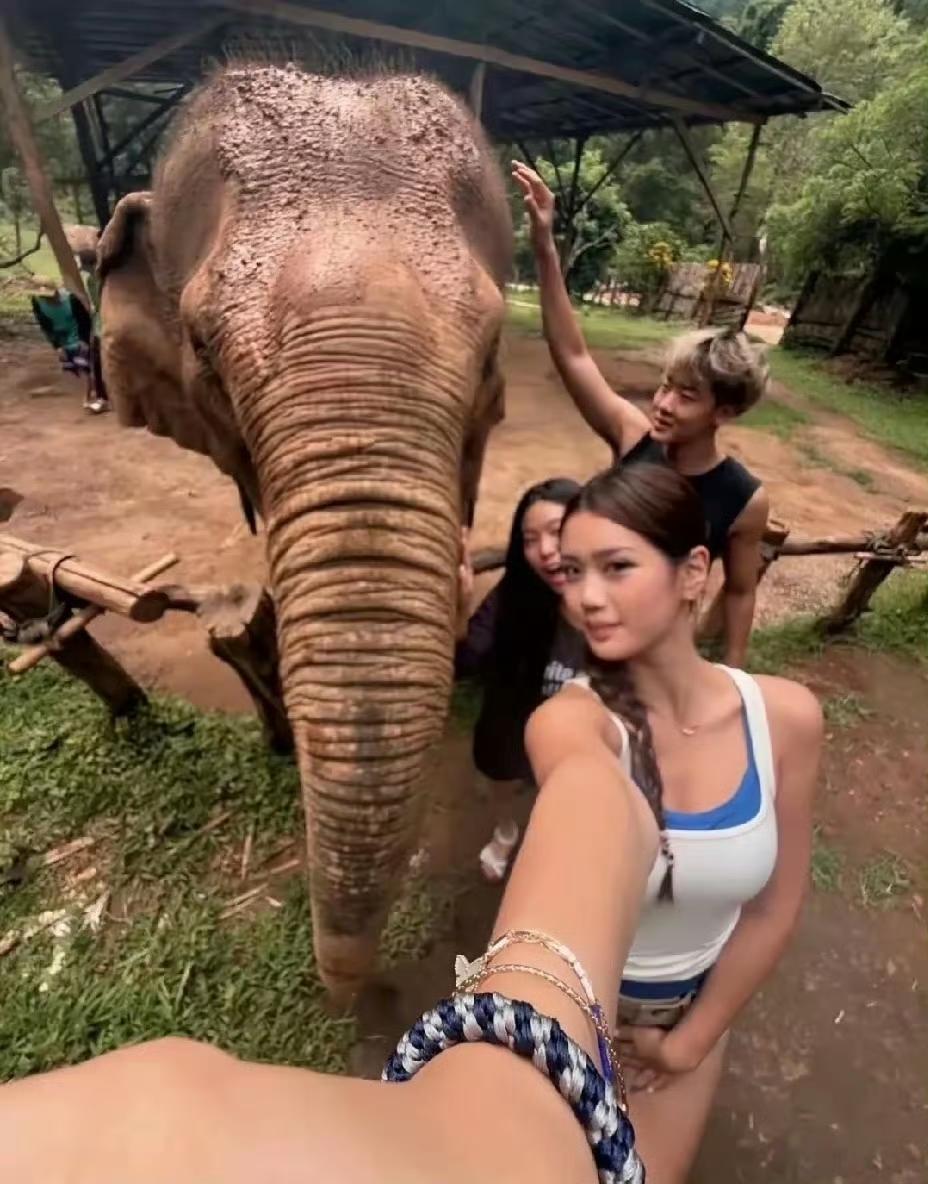 钟丽缇的小女儿Cayla近日在泰国度假，照片中的她身材比例优越，气质出众。年仅1