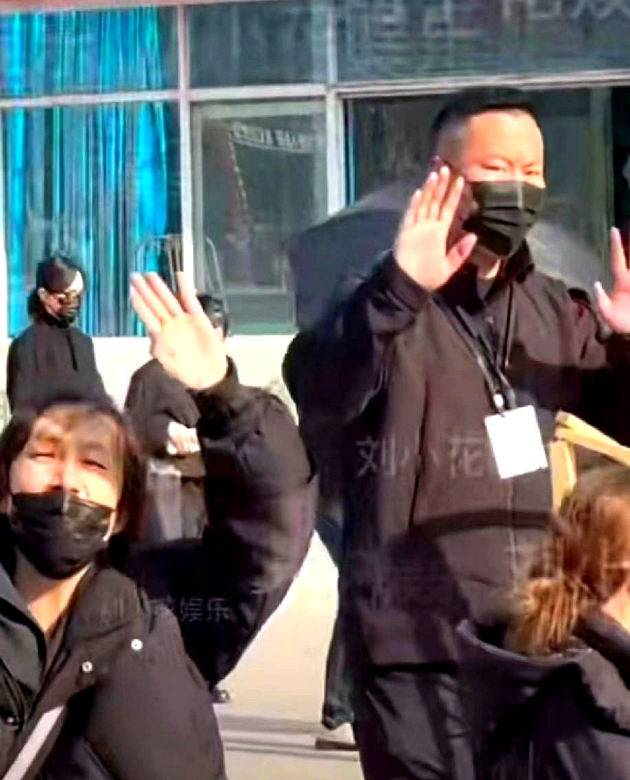 网友愤怒和点击是双刃狗仔在罗晋唐嫣刚出灵堂时怼脸拍摄，工作人员求停无果，