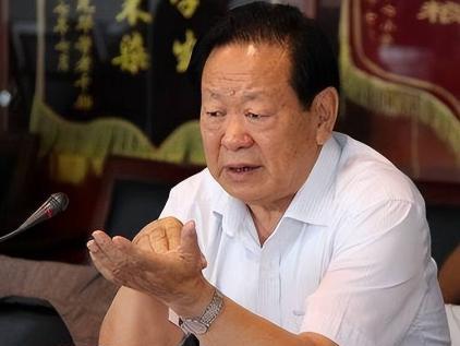 1990年，李鹏总理打电话给国家能源部副部长胡富国：“老胡啊，我今天看了报纸才知
