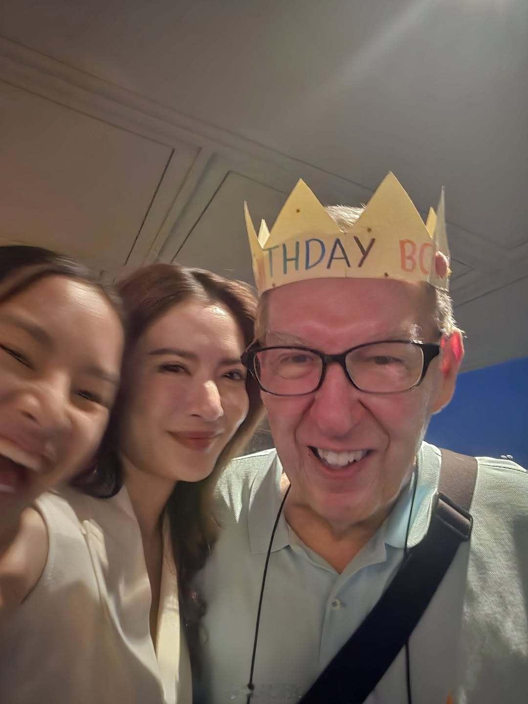 泰星aff为继父庆生Aff继父生日，查侬也在场。一家人整整齐齐，这氛围感，亲生