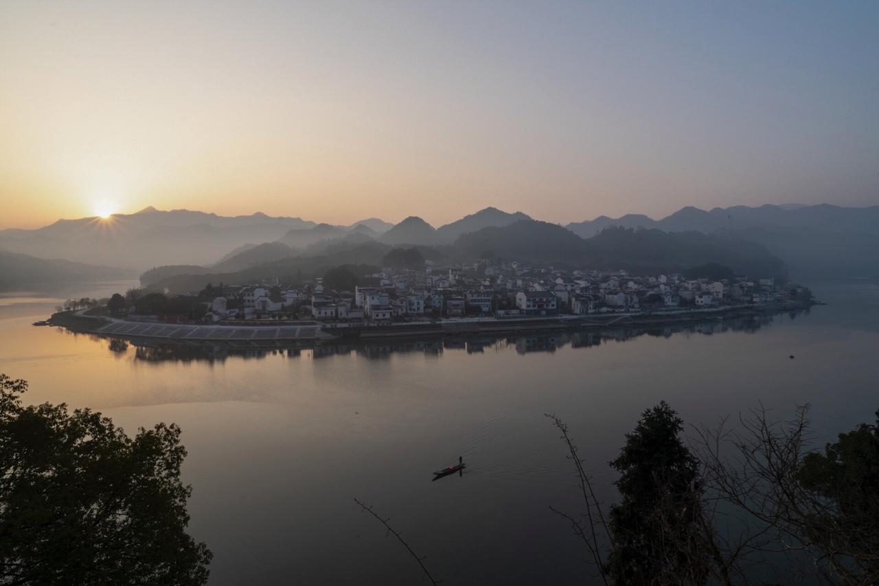 从“记录”到“意境”，新安江摄影的重塑之路。新安江的雾，藏着中国山水的诗意。