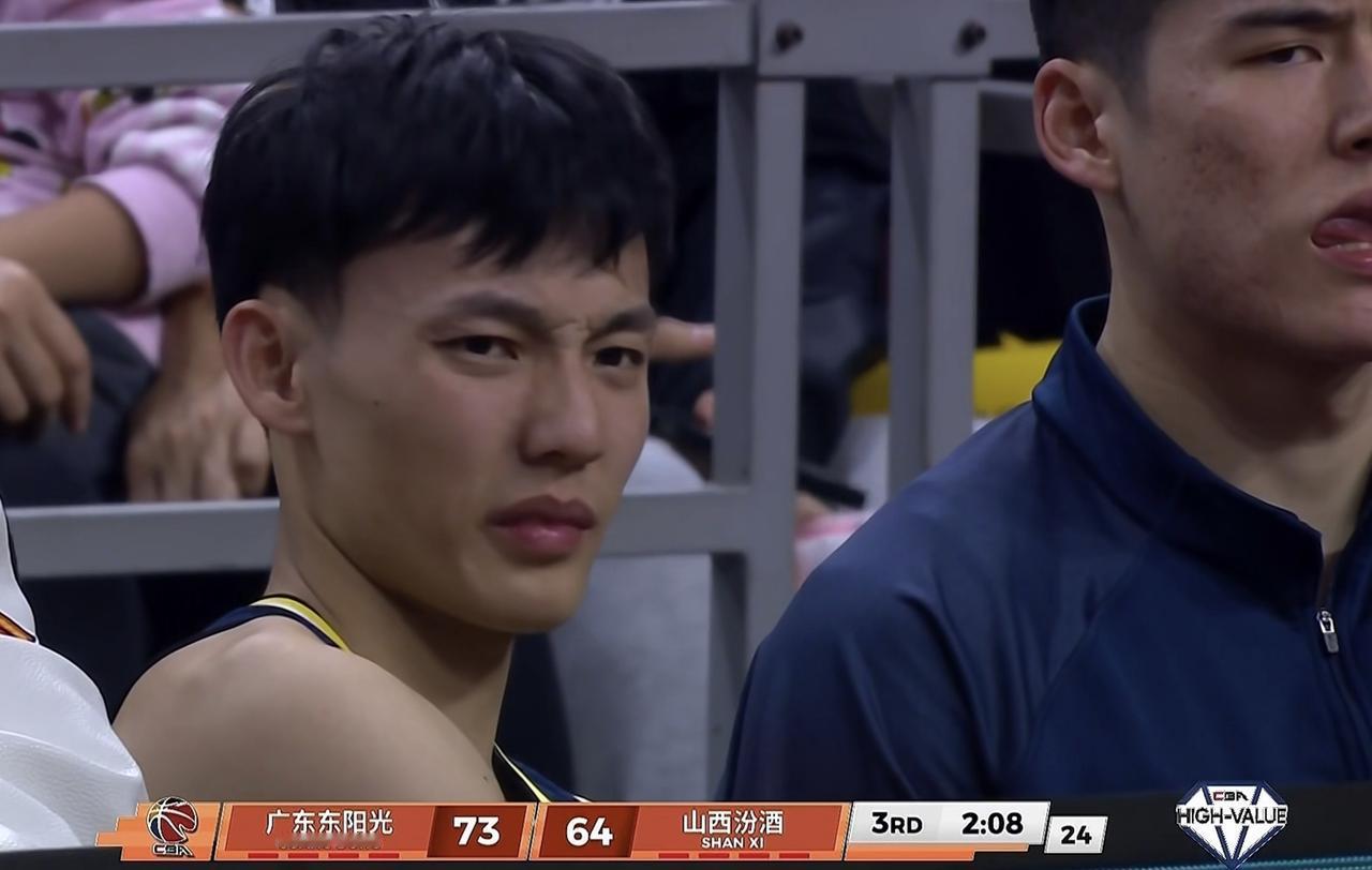 广东队为了拿下这场比赛，付出了沉重的代价：徐杰崴了脚，王少杰鼻梁出血，李文昊也一