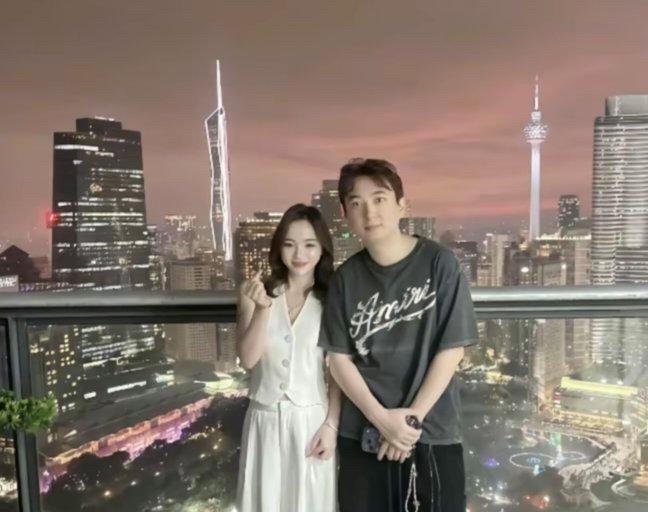 十年前，王思聪晒的是百万手表和私人飞机；昨晚，他蹲在吉隆坡路边，T恤卷到肚子，筷