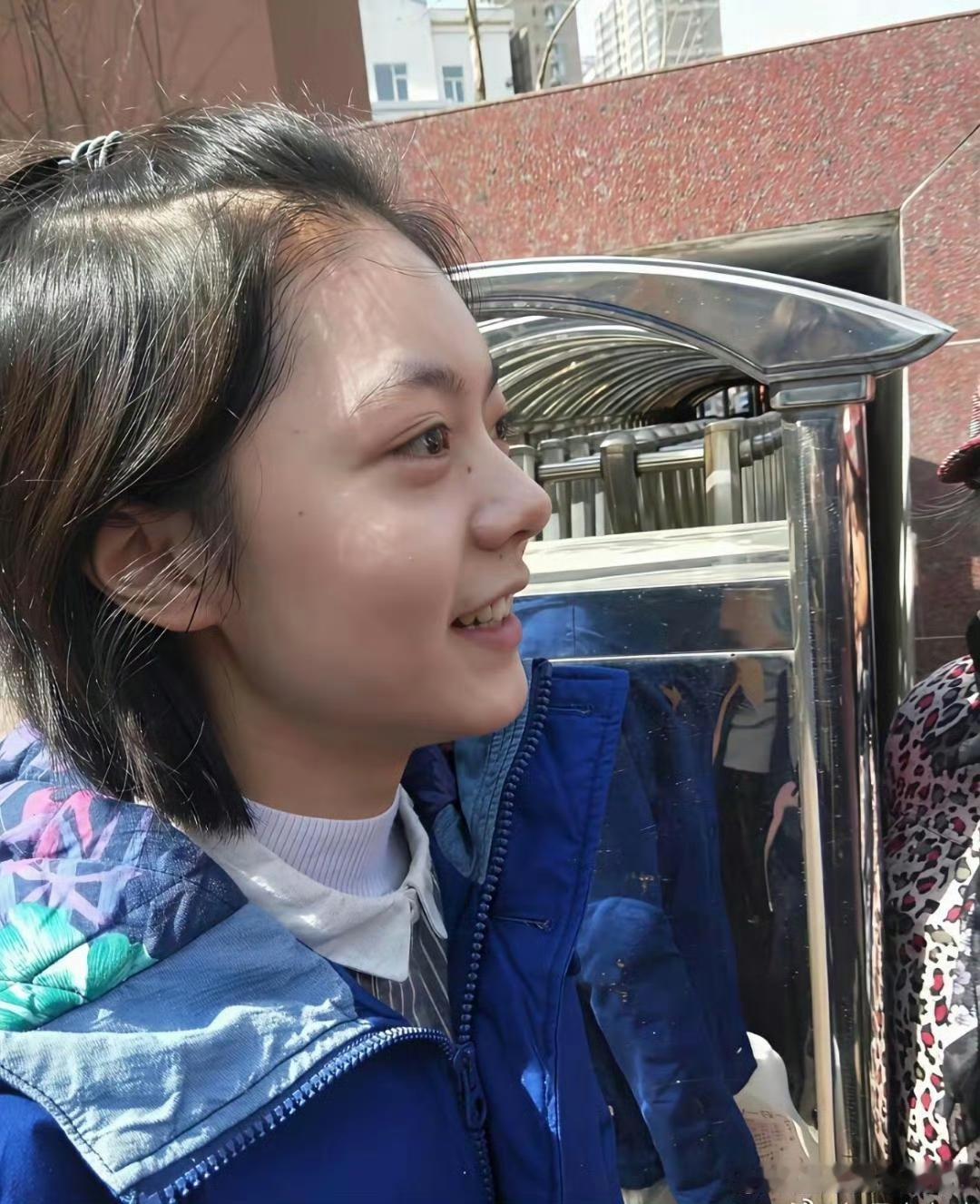 这是素人时期的赵今麦，而且还是高考结束的纯素颜，这就是让人心动的初恋模样啊，这就