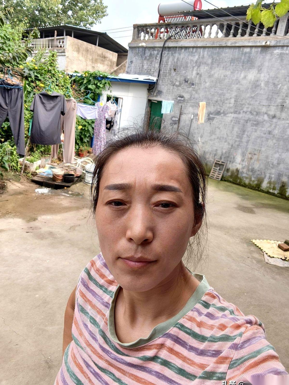 电话里说好，妹妹六点下班带孩子过来吃饭。五点多，我刚拿完快递进门，一股葱花味就
