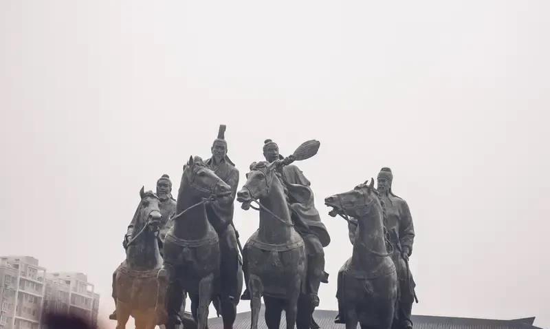 乐不思蜀的刘禅真的是傻子吗？凡是诸葛亮《出师表》里点过名的人，他刘禅是一个不落