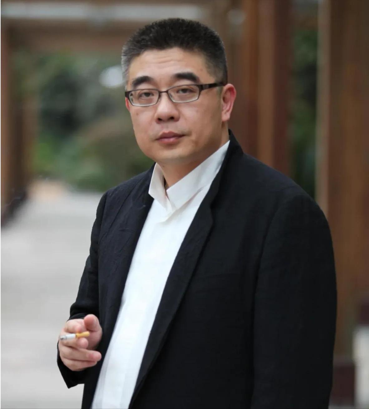 有文章写道---复旦大学钱文忠教授说：“我们的社会已经开始面临严重问题，严重到忠