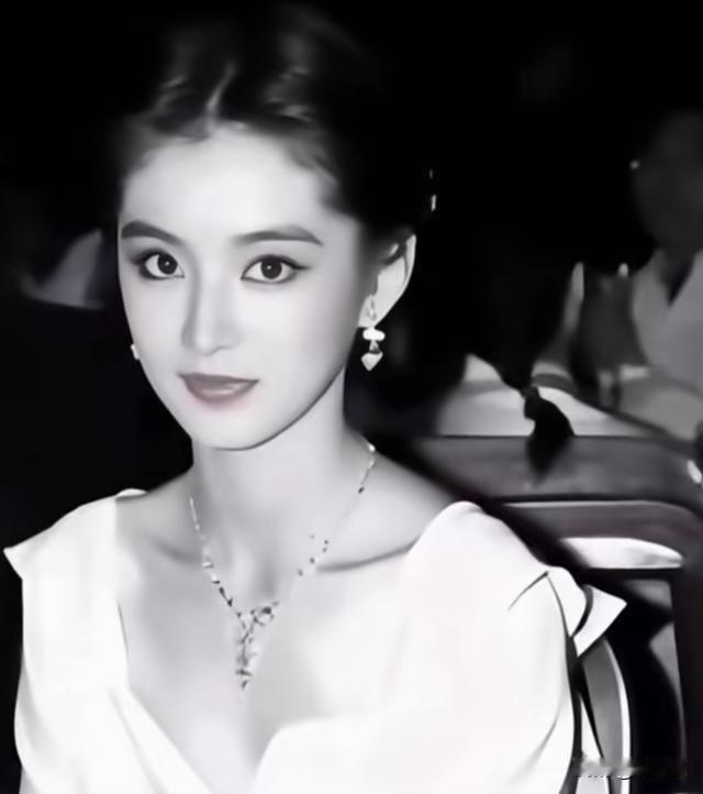 在评论区捡到一张林青霞的旧照这…美则美矣，但真的不敢认这和我认识的林青霞简直