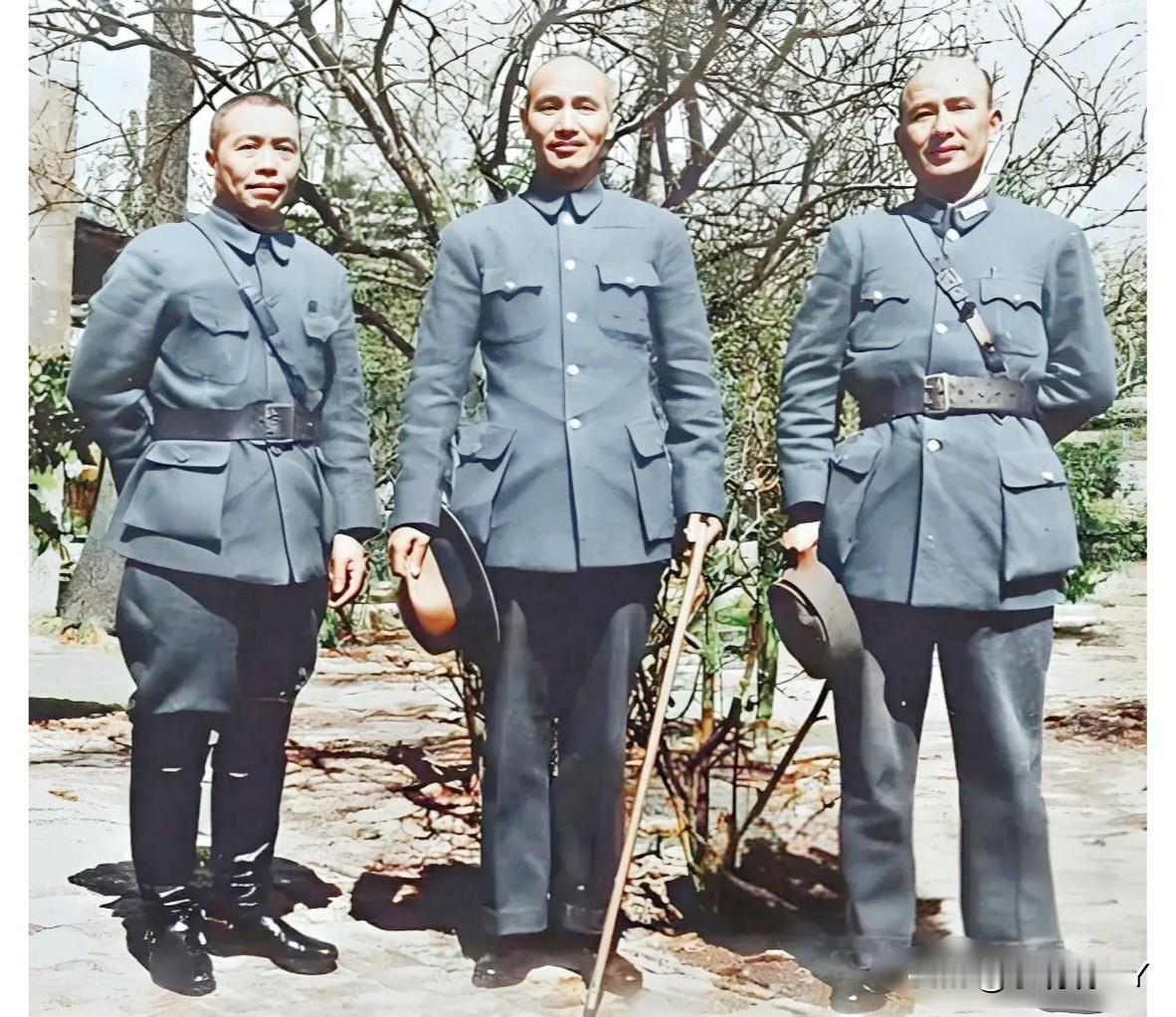 一九三八年，蒋介石到徐州视察，李宗仁和白崇禧全程陪同并与老蒋合影留念。这便是他们