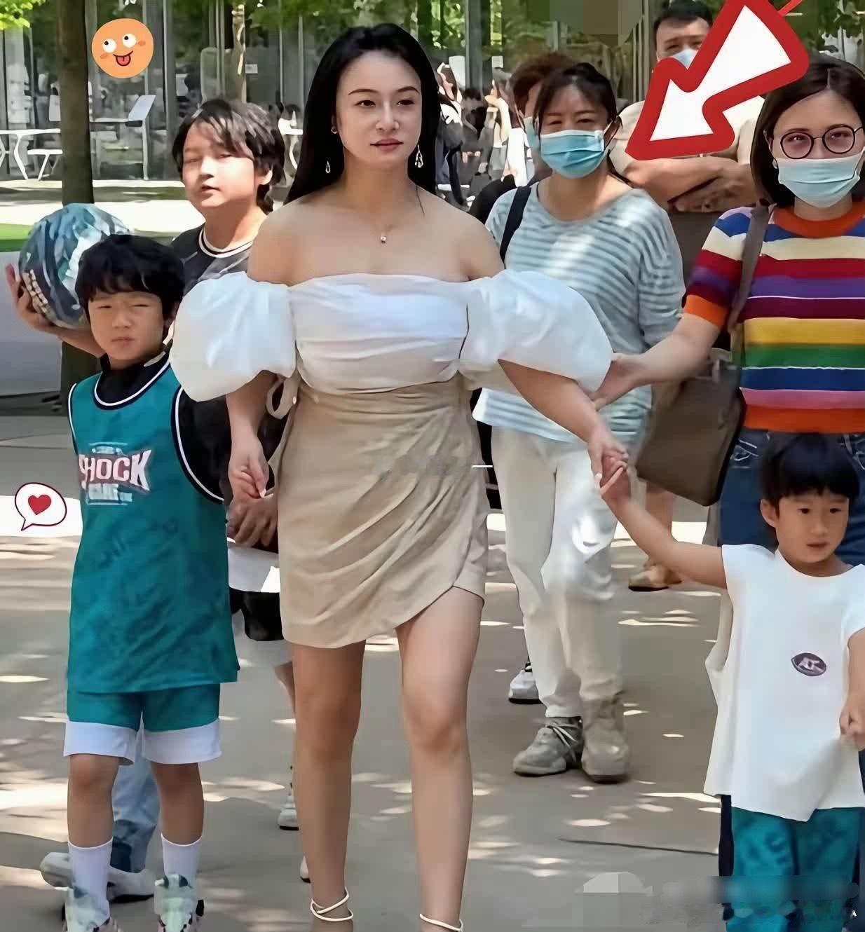 去儿子的学校活动，穿成这样，正常吗