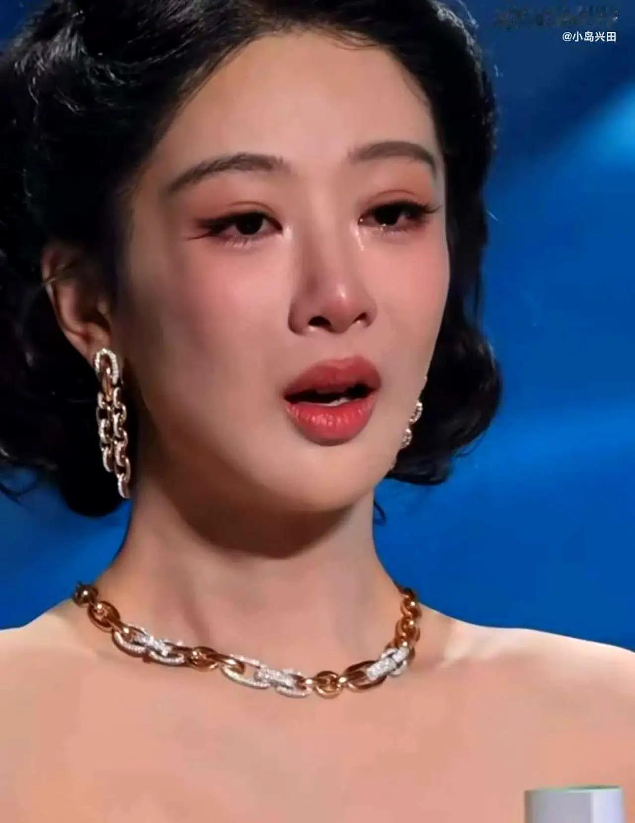 杨紫获得白玉兰最佳女主角奖，不羡慕。也不在关心身穿80万高定礼服，回收后被销