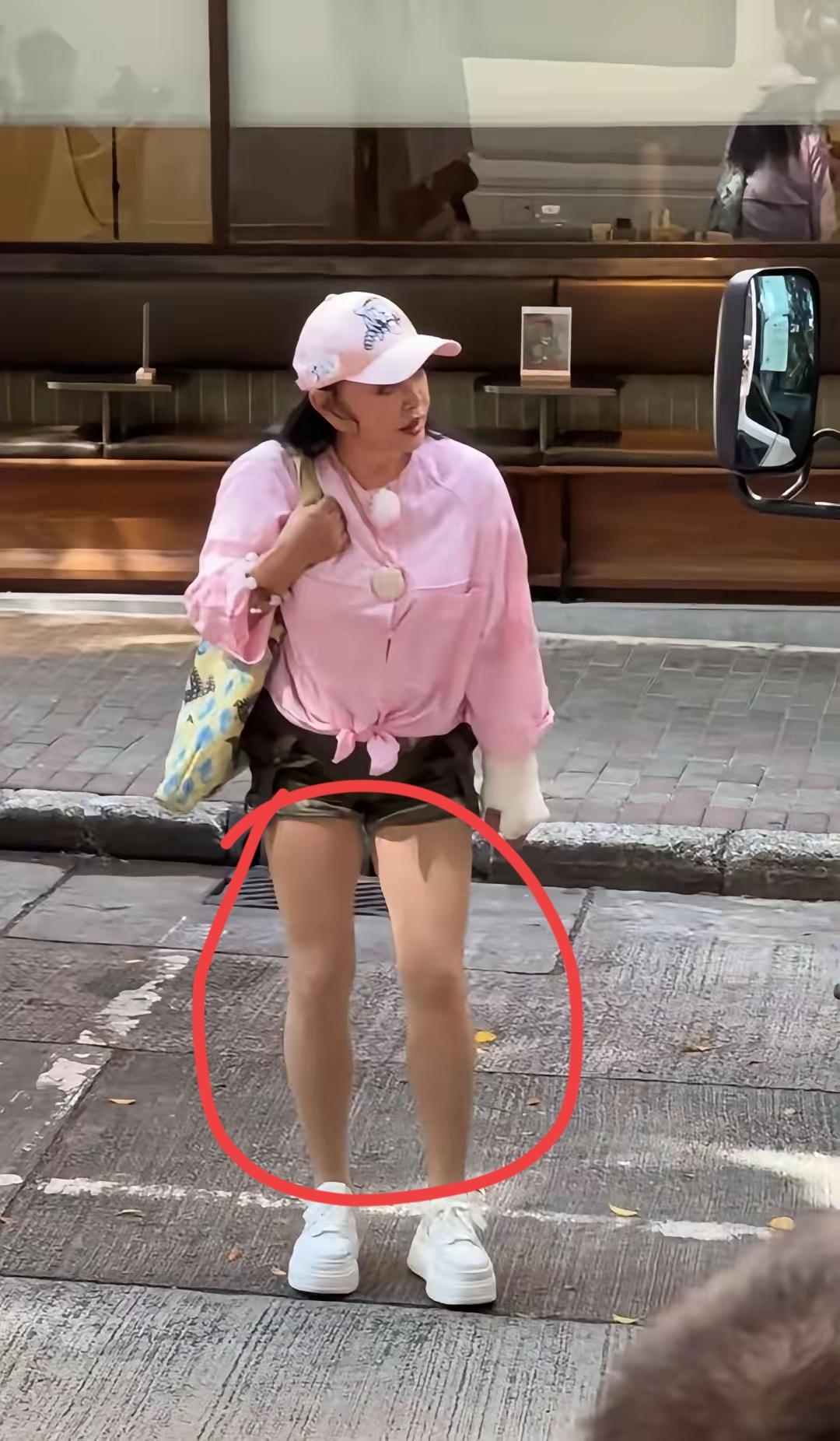 75岁刘晓庆腿部线条引热议：不老神话的背后，是对抗衰老的自律75岁的刘晓庆