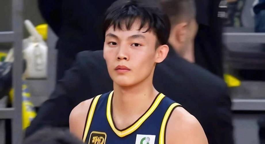 徐杰迎来战术地位转变新契机徐杰在2026年休赛期迎来了职业生涯至关重要的战术