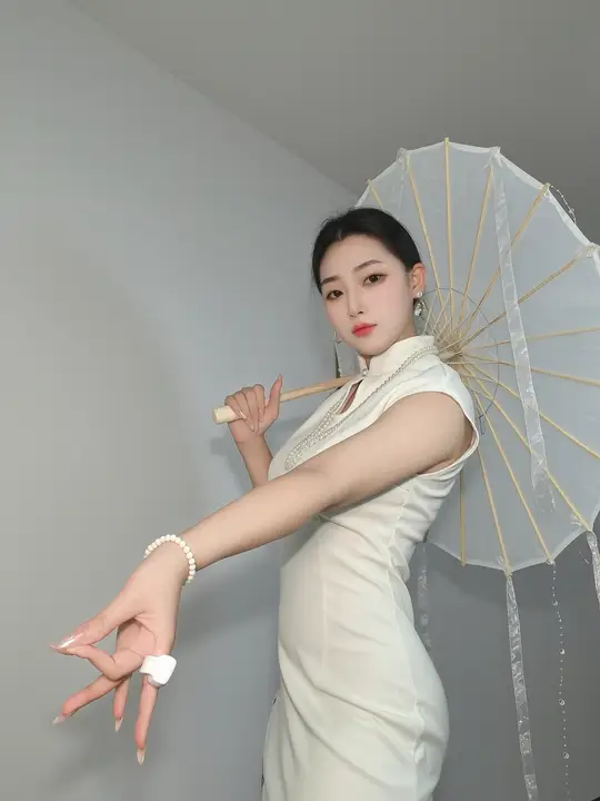 旗袍油纸伞拍照姿势指导。