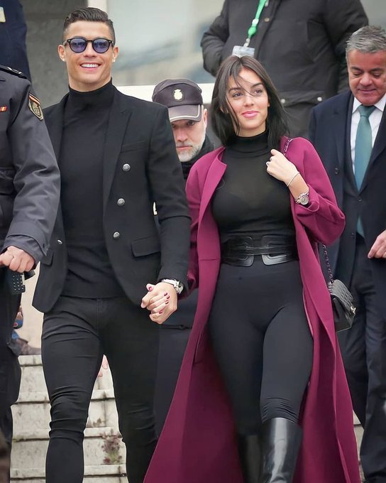梅西还在征战世界杯C罗已经在牵着老婆度假逛街了在爱妻这件事情上我罗又赢了