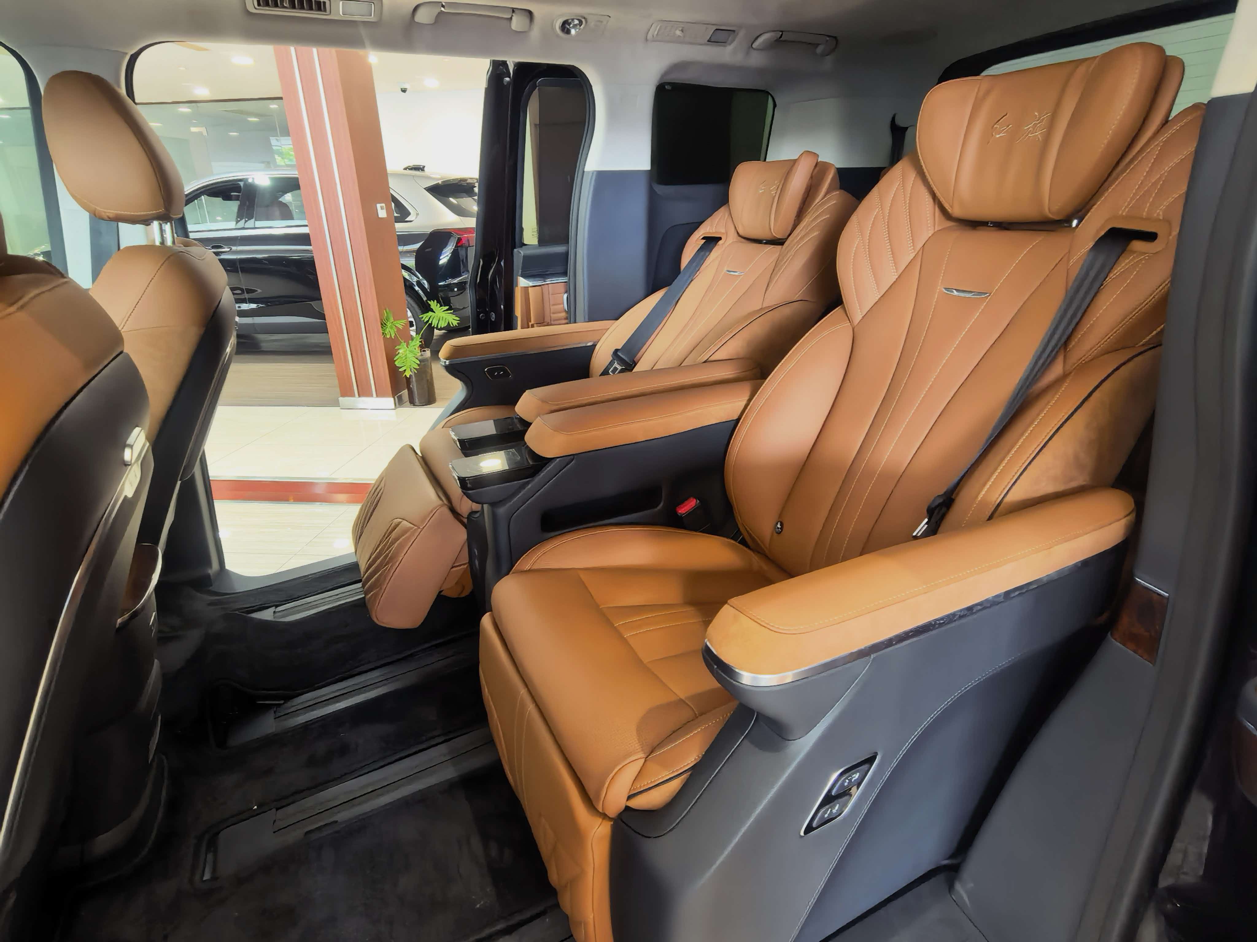 红旗HQ9的车内空间还是不错的，你看第1排，第2排空间表现都很好，而且这款新车的坐姿高，基本上是没有