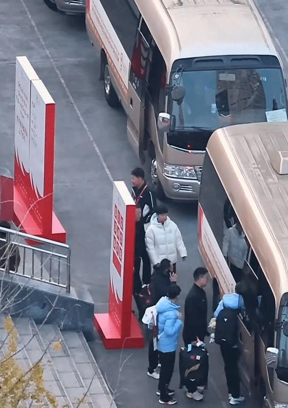 国乒下训，莎莎和马琳一起出来，莎莎在大巴车前面徘徊着。德华主动接过莎莎的包包