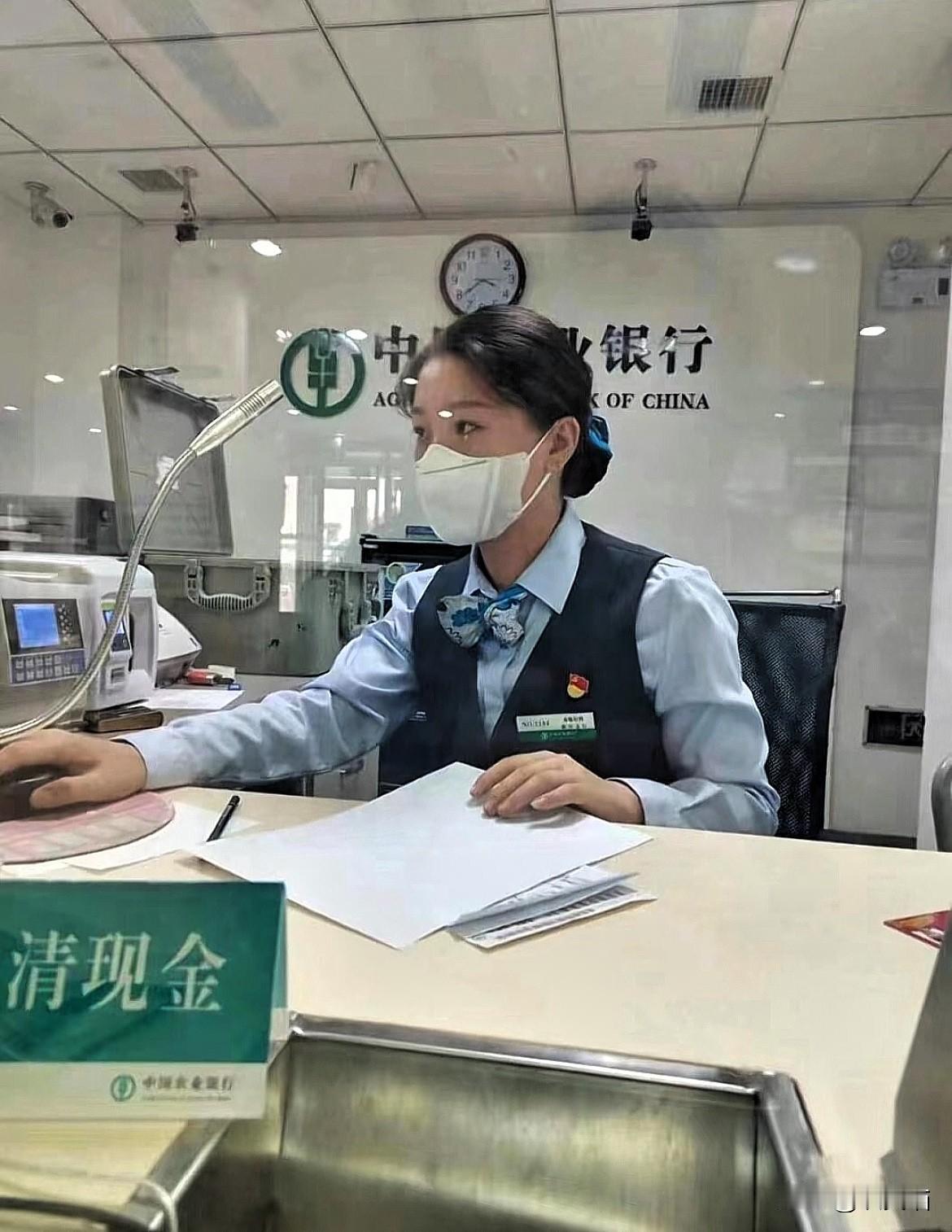 大半夜家族群炸了！银行上班3年的侄女突然冒头，说手里有20万以上的，别傻愣愣